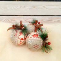 Набор новогодних елочных шаров с веточкой сосны и шишкой